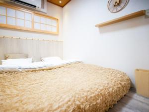 Postel nebo postele na pokoji v ubytování Tsubame Hotel Asakusabashi 3 minutes walk from Asakusabashi Station Near Asakusa, Akihabara, and Ueno Cooking utensils and kitchen washing machine available Direct access to Haneda and Narita airports