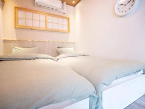 Postel nebo postele na pokoji v ubytování Tsubame Hotel Asakusabashi 3 minutes walk from Asakusabashi Station Near Asakusa, Akihabara, and Ueno Cooking utensils and kitchen washing machine available Direct access to Haneda and Narita airports