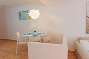 A seating area at Apartamento Ferrera Park 603