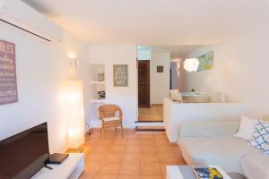 A seating area at Apartamento Ferrera Park 603