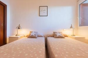 A bed or beds in a room at Apartamento Ferrera Park 603