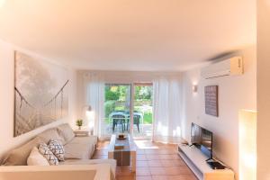 A seating area at Apartamento Ferrera Park 603