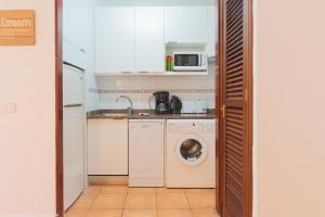 A kitchen or kitchenette at Apartamento Ferrera Park 603