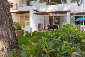 A garden outside Apartamento Ferrera Park 603