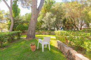 A garden outside Apartamento Ferrera Park 603
