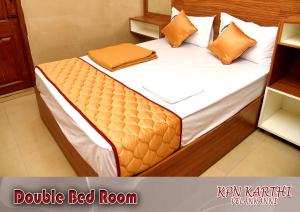 Giường trong phòng chung tại KPN KARTHI RESIDENCY