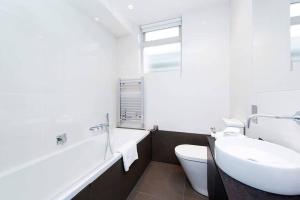 Beautiful 2BR flat with free parking in West London