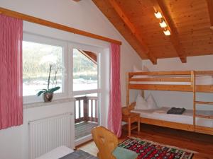 Säng eller sängar i ett rum på Holiday Home Gunnar - FLU101 by Interhome