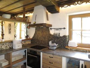 Kuchyň nebo kuchyňský kout v ubytování Chalet Aualm-1 by Interhome