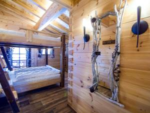 Postel nebo postele na pokoji v ubytování Chalet Aualm-1 by Interhome
