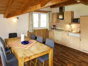 Kuchyňa alebo kuchynka v ubytovaní Apartment Moosalm by Interhome