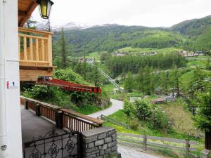 einen Balkon mit Blick auf einen Berg und einen Zug in der Unterkunft Holiday Home Kleewein - SOE215 by Interhome in Sölden