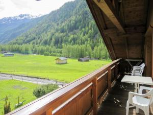 balkon kabiny z widokiem na pole w obiekcie Apartment Anemone by Interhome w Solden