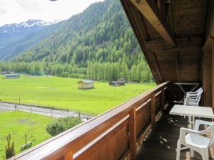 einen Balkon einer Hütte mit Blick auf ein Feld in der Unterkunft Apartment Anemone - SOE710 by Interhome in Sölden