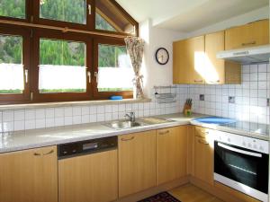 Kuchnia lub aneks kuchenny w obiekcie Apartment Anemone by Interhome