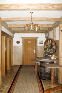 Zimmer mit Holzdecke, Tisch und Fass in der Unterkunft Holiday Home Waldhof - SOE685 by Interhome in Im Brand
