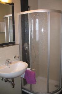 Ein Badezimmer in der Unterkunft Apartment Amethyst - SOE269 by Interhome