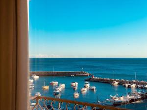 uitzicht op een jachthaven met boten in het water bij Best Western Plus La Corniche in Toulon