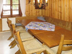einen Holztisch und Stühle im Esszimmer in der Unterkunft Holiday Home Jagdhaus Strengen - SNN100 by Interhome in Oberriefen