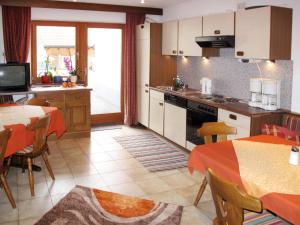 Kitchen o kitchenette sa Apartment Raphaela - SOE420 by Interhome