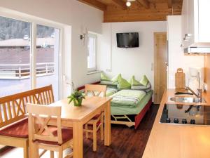 salon ze stołem i kanapą w obiekcie Apartment Diamant by Interhome w Solden