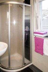 prysznic ze szklanymi drzwiami w łazience w obiekcie Apartment Diamant by Interhome w Solden