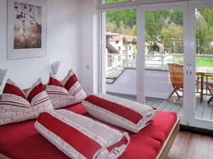 salon z czerwoną kanapą i dużym oknem w obiekcie Apartment Diamant by Interhome w Solden