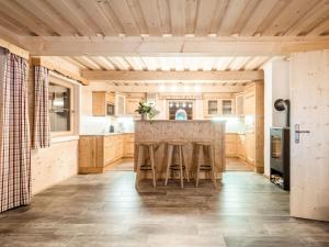 Kuchyňa alebo kuchynka v ubytovaní Chalet Grimmingblickhütte by Interhome