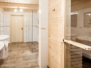 Kúpeľňa v ubytovaní Chalet Grimmingblickhütte by Interhome