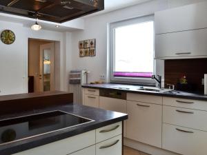 Η κουζίνα ή μικρή κουζίνα στο Holiday Home Viola by Interhome
