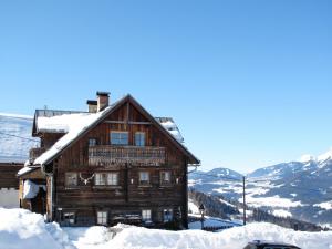 une maison en bois dans la neige dans l'établissement Holiday Home Kollerhof - HAE120 by Interhome, à Aich