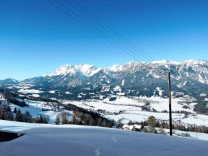 - une vue sur une montagne enneigée avec une piste de ski dans l'établissement Holiday Home Kollerhof - HAE120 by Interhome, à Aich