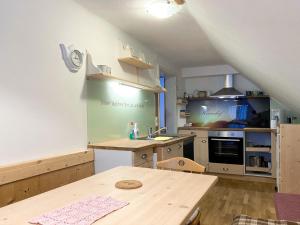 uma cozinha com uma mesa de madeira num quarto em Apartment Knaushof - RMU200 by Interhome em Ramsau am Dachstein