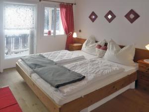 Łóżko lub łóżka w pokoju w obiekcie Apartment Knaushof by Interhome