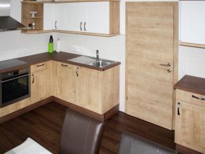 Köök või kööginurk majutusasutuses Holiday Home Ferienhaus Steirer - BUS100 by Interhome