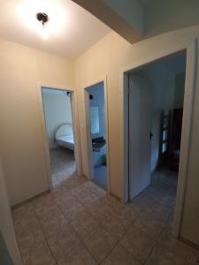 an empty room with two doors and a tile floor at Apartamento a 200m da Praia do Morro com Wifi in Guarapari +16 photos