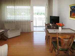 Televízia a/alebo spoločenská miestnosť v ubytovaní Apartment Seecorso by Interhome