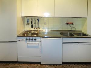 Kuchyňa alebo kuchynka v ubytovaní Apartment Seecorso by Interhome