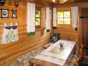 een eetkamer met een tafel in een houten kamer bij Holiday Home Kunzhof - TFN110 by Interhome in Winklern