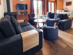 ein Wohnzimmer mit 2 Sofas und einem Tisch in der Unterkunft Chalet Genepi by Interhome in Les Collons