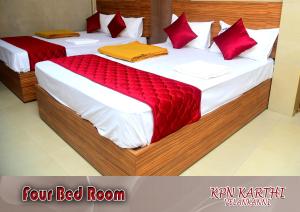 Giường trong phòng chung tại KPN KARTHI RESIDENCY +15 ảnh