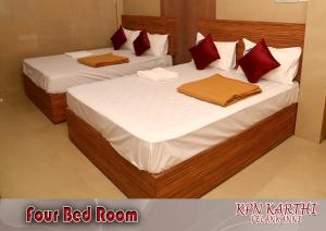 Giường trong phòng chung tại KPN KARTHI RESIDENCY