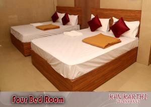 Giường trong phòng chung tại KPN KARTHI RESIDENCY