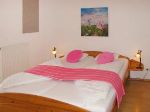ツィノヴィッツにあるApartment Ostseetrio-2 by Interhomeのベッドルーム1室(ピンクの枕が付いたベッド1台付)