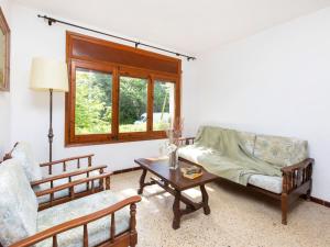 een woonkamer met een bank en een tafel bij Apartment S'Esquirols I by Interhome in Begur