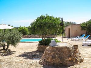 Cala s'AlmoniaにあるHoliday Home Casa s'Almunia - LOM315 by Interhomeのプールサイドのテーブル