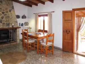 jadalnia ze stołem, krzesłami i kominkiem w obiekcie Holiday Home Casa s'Almunia - LOM315 by Interhome w mieście Cala s'Almonia