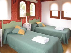 Tempat tidur dalam kamar di Holiday Home Villa Munar I - CRJ152 by Interhome