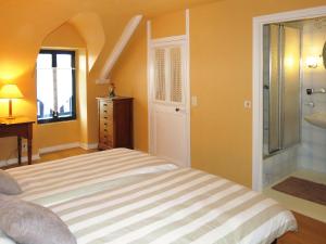 Giường trong phòng chung tại Holiday Home Ty Tan-Nie - QUB301 by Interhome