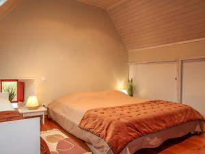 PloumoguerにあるHoliday Home La Chapelle - PMG107 by Interhomeのベッドルーム1室(大型ベッド1台付)